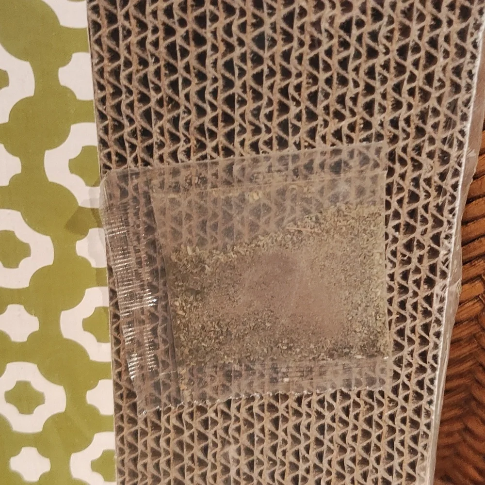 PETS: CAT SCRATCHER WITH BALL